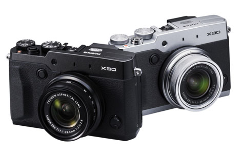 Fujifilm X30, compatta di classe in black e silver